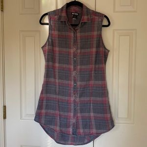Hot Topic, Juniors Small, Sleeveless Flannel Tunic, Grey and Red Plaid.